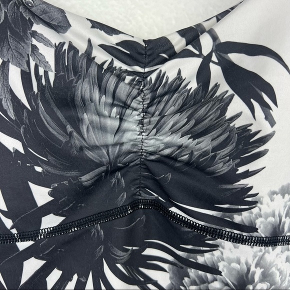 LULULEMON Aria Tank II, Brisk Bloom Black White / White Floral, Size 6 - Picture 6 of 10